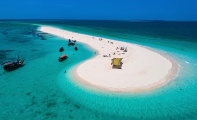 Sandbank vor Stone Town auf Zanzibar (mariusltu / stock.adobe.com)  lizenziertes Stockfoto 
Infos zur Lizenz unter 'Bildquellennachweis'